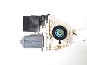 Volkswagen Tiguan (2007–2016) Rear side door window regulator motor 5N0959704 - 3
