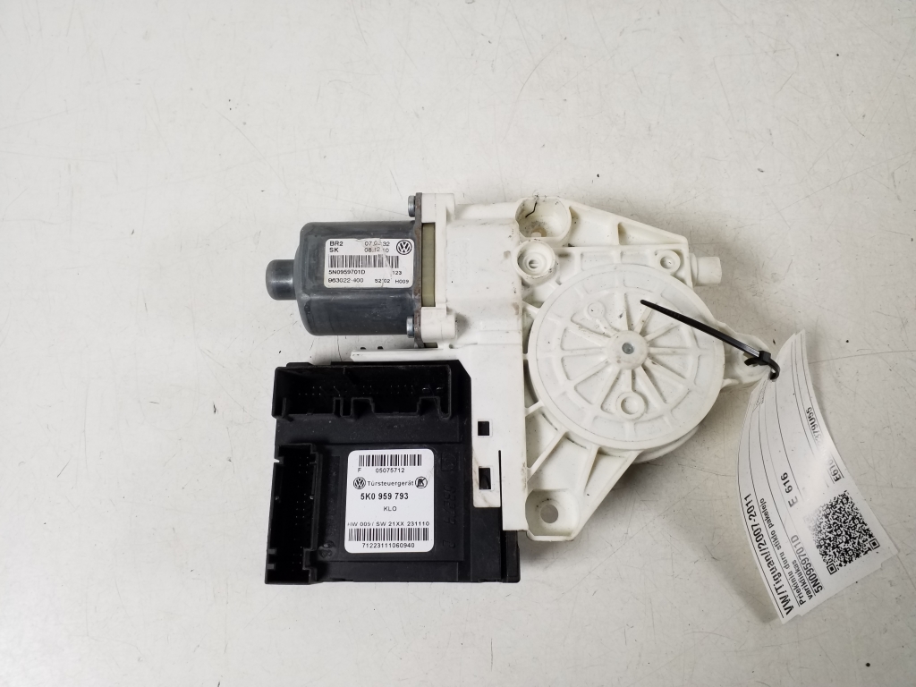 VOLKSWAGEN Tiguan 1 generation (2007-2017) Front Left Door Window Regulator Motor 5N0959701D 22354758