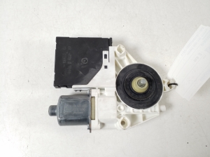 Volkswagen Tiguan (2007–2016) Front door window regulator motor 5N0959701D - 3