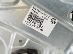Volkswagen Tiguan (2007–2016) Priekšējo durvju logu pacēlājs 5N2837462 - 2