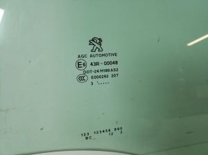 Peugeot 2008 (2013–2026) Aizmugurējo sānu durvju stikls 9678175180 - 3