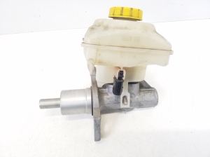  Master cylinder 