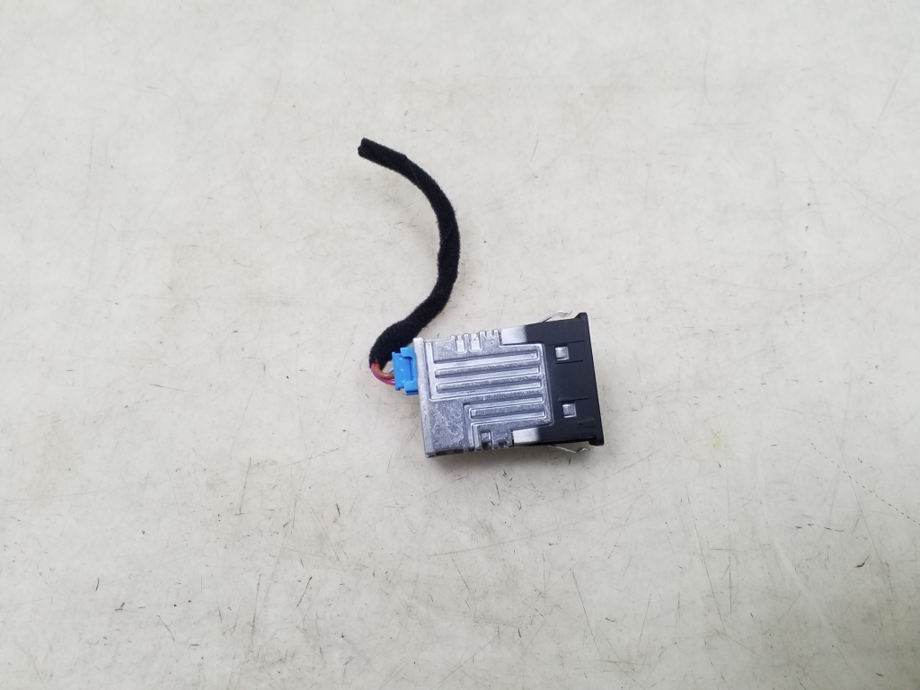 BMW 3 Series G20/G21/G28 (2018-2024) Additional Music Player Connectors 8711938 25015716