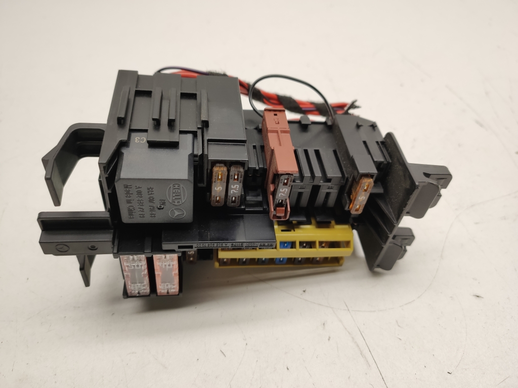 MERCEDES-BENZ C-Class W205/S205/C205 (2014-2023) Fuse box A2059067200 22434029