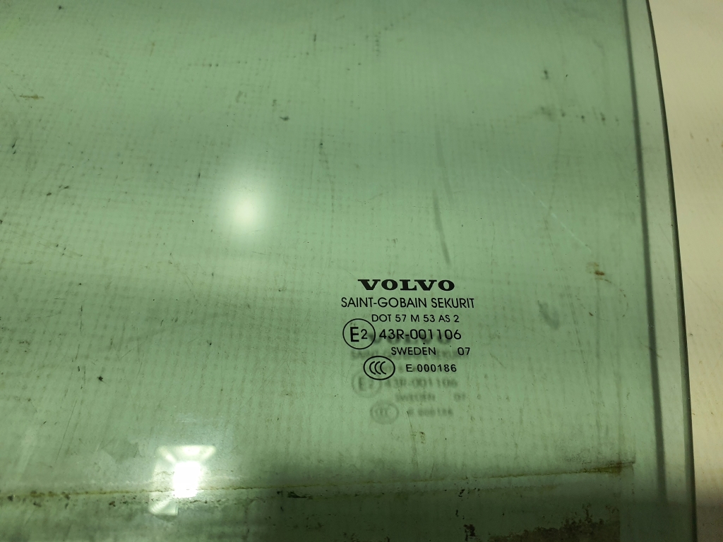 VOLVO XC70 2 generation (2000-2007) Front Left Door Glass 30779524 22569471