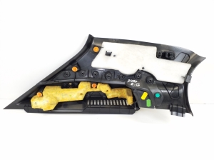  Interior trim of the rear strut 