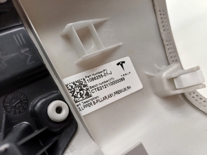 Tesla Model 3 3 (2016–2024) Vidējā statņa iekšējā apdare 1086255-01-J - 4