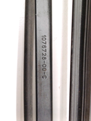 Tesla Model 3 3 (2016–2024) Wischerarm vorne 1076728-00-C - 3