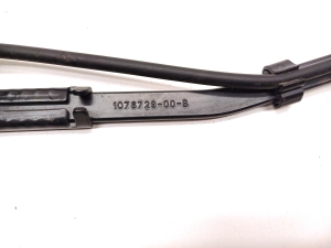 Tesla Model 3 3 (2016–2024) Windshield wiper arm 1076729-00-B - 2