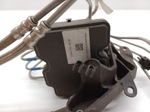 Tesla Model 3 3 (2016–2024) ABS unit 1044745-00-B - 2
