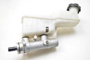 Kia Sportage (2010–2016) Brake master cylinder - 2