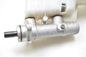 Kia Sportage (2010–2016) Brake master cylinder - 4