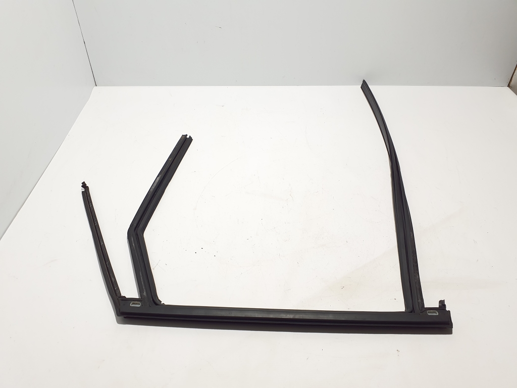 Used VOLVO XC60 Rear side door strip to glass outer 32237246