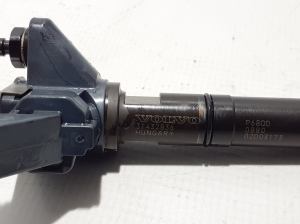  Fuel injector 