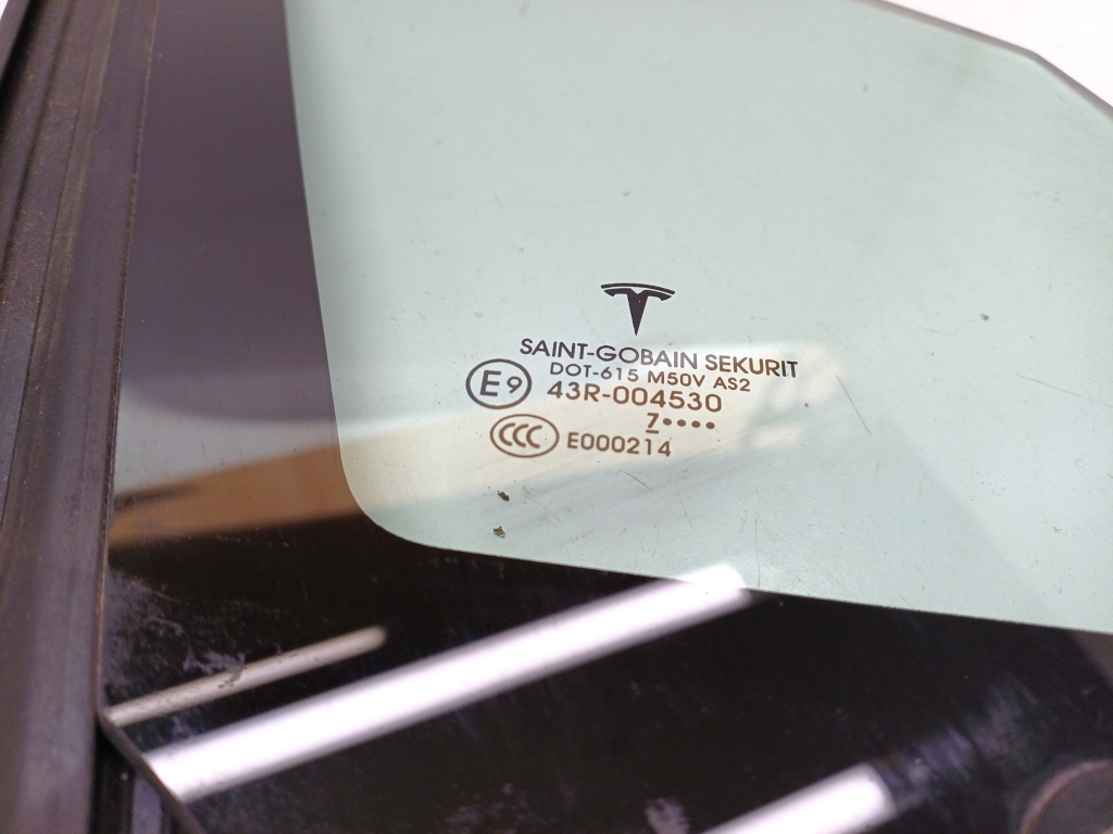 TESLA Model X 1 generation (2015-2024) Priekinė dešinė fortkutė (mažasis stiklas) 1055204-00-D 22908008