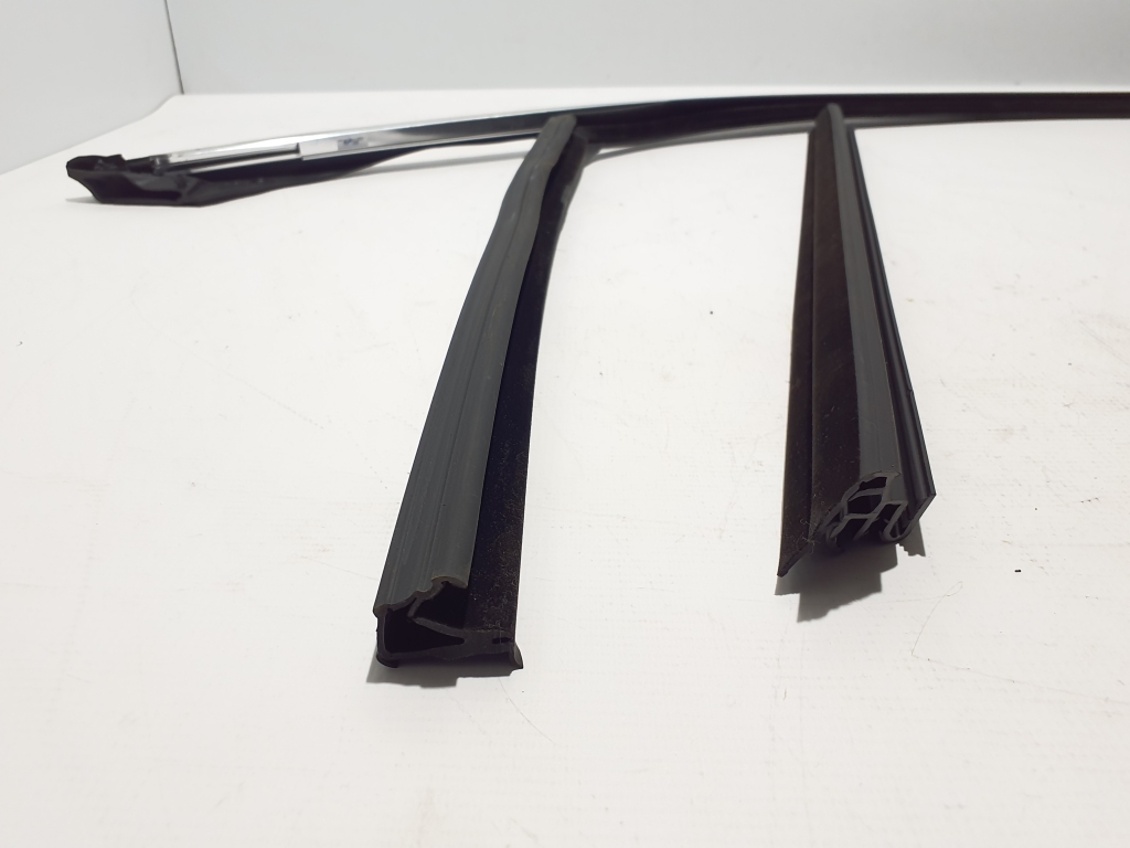 BMW 5 Series G30/G31 (2016-2023) Front Left Door Window Strip 7336955 22866529