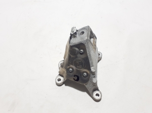   Engine holder 