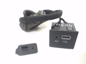 Maserati Ghibli (2013–2026) USB port 670009770 - 5