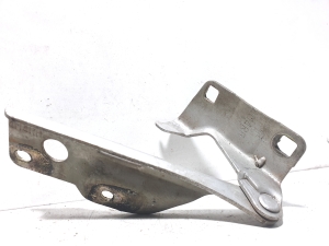  Engine cover hinge 