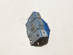 Front fender bracket - 651407058R