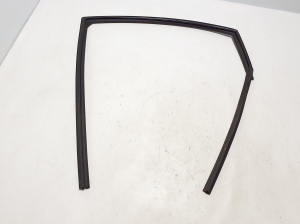 Rear side door seal on the door - 823303ZL0A