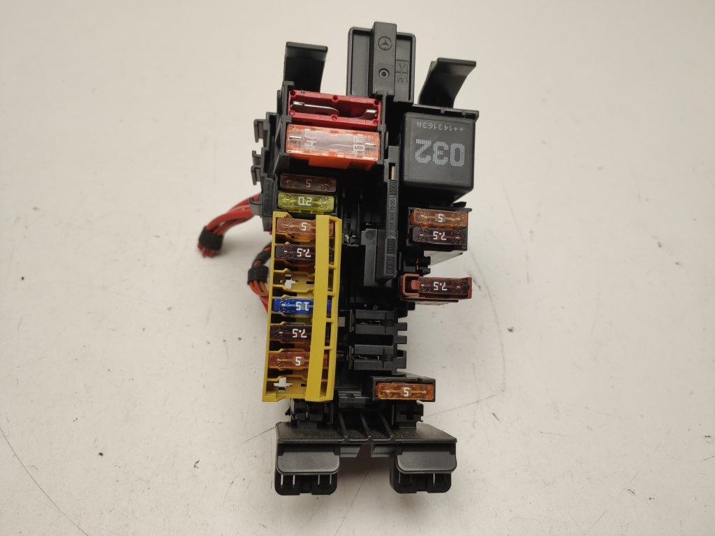 MERCEDES-BENZ C-Class W205/S205/C205 (2014-2023) Fuse box A2059067200 23024228