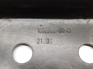 Tesla Model 3 3 (2016–2024) Istme kinnitus 1098704-00-D - 2