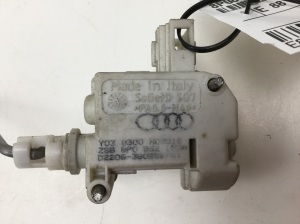 AUDI A3 8P (2003–2012) Kütuse täiteava korgi lukustus 8P0862153A - 3