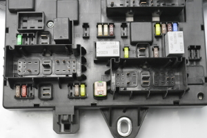 Opel Astra J (2009–2017) Sicherungskasten Innenraum 13302301 - 2