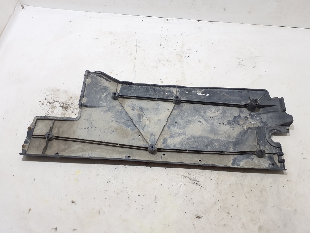 VOLKSWAGEN Passat B8 (2014-2023) Højre side undervognsdæksel 3Q0825202B 23315595