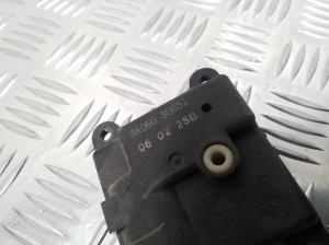 Infiniti FX (2002–2008) Stellmotor Heizungsklappe 3K06030851 - 4