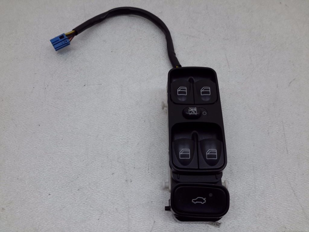 MERCEDES-BENZ C-Class W203/S203/CL203 (2000-2008) Front Right Door Window Switch A2038210679 20971865