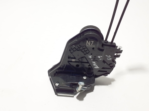 TOYOTA RAV 4 A5 (2019–2026) Rear side door lock 6905048060 - 2