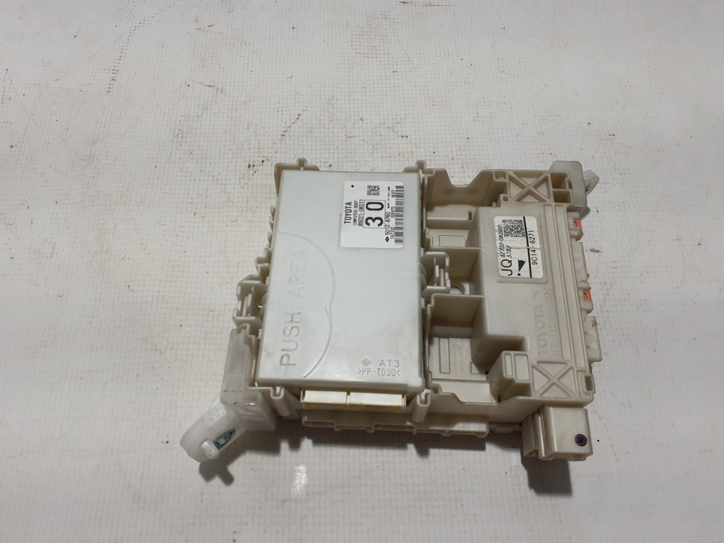 TOYOTA Hilux (2015–2020) Drošinātāju kaste salonā 892210K011 TOYOTA Hilux (2015–2020) Drošinātāju kaste salonā 892210K011