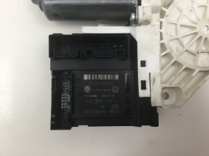 Volkswagen Passat B6 (2005–2010) Front door window regulator motor 1K0959702P - 2
