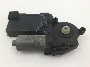 Aizmugurējo sānu durvju logu pacēlāja motors - 7L6959703