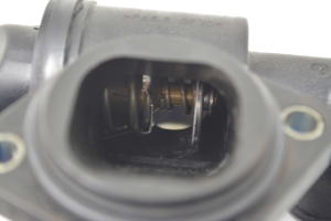 AUDI A6 C6 (2004–2011) Thermostatgehäuse 06D121111G - 5