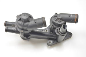 Volkswagen Tiguan (2007–2016) Thermostatgehäuse 03C121026S