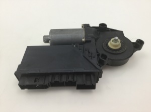 Aizmugurējo sānu durvju logu pacēlāja motors - 7L0959704B