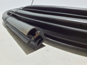 Land Rover Range Rover IV (2012–2026) Front door rubber seal LR034097 - 2