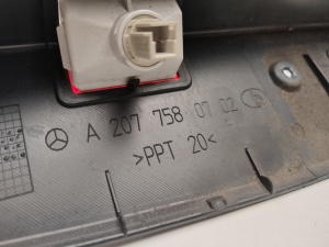 Mercedes Benz E-Class W207 (2009–2017) Sonstiges Teil der Heckklappenverkleidung A2077580702 - 4