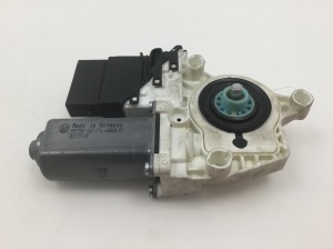 Tagumise külgukse aknatõstuki mootor - 1K0959703F