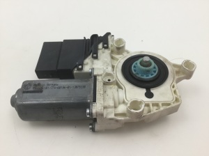 Aizmugurējo sānu durvju logu pacēlāja motors - 1K0959703AK