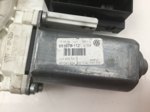 Volkswagen Passat B6 (2005–2010) Front door window regulator motor 1K0959701P - 3