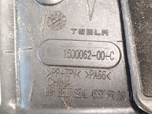 Tesla Model Y Y (2020–2026) Esiukse klaasi sisemine liist 1500062-00-C - 2