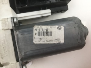 Volkswagen Passat B6 (2005–2010) Front door window regulator motor 1K0959701K - 3