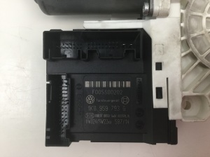 Volkswagen Passat B6 (2005–2010) Front door window regulator motor 1K0959701K - 4