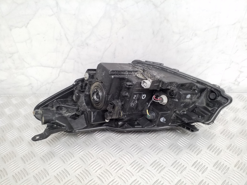 TOYOTA Yaris 3 generation (2010-2019) Правий передній фар 25027746