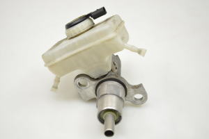  Master cylinder 