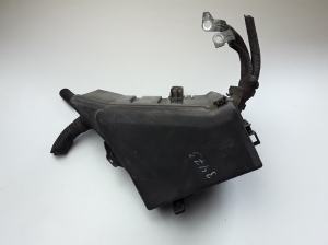 Fuse box housing under the hood - MB700200B